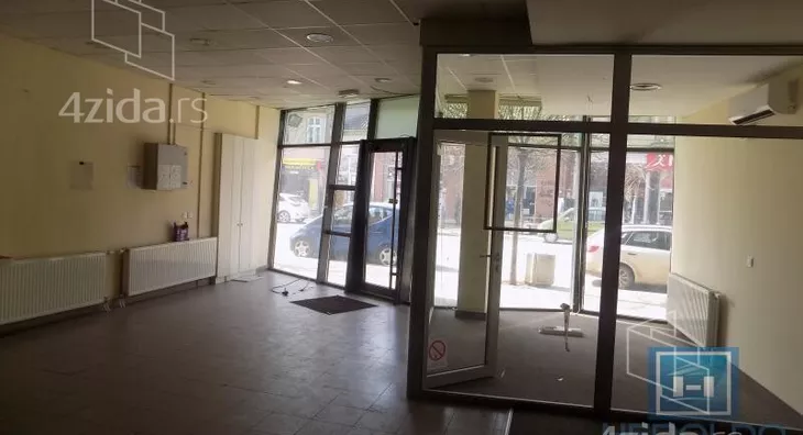 Poslovna zgrada | 4zida