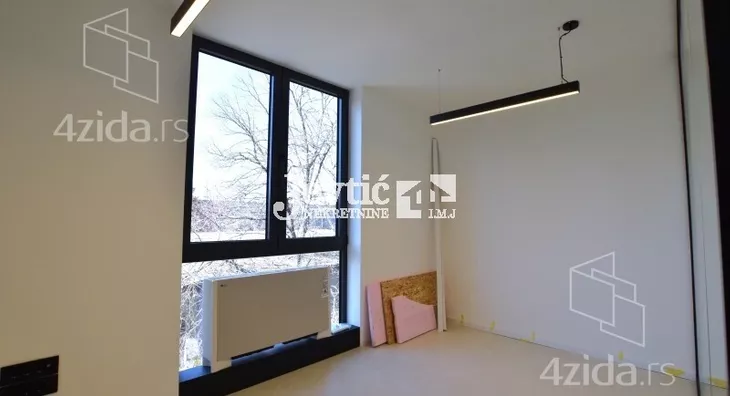 Poslovna zgrada | 4zida