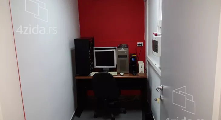 Poslovna zgrada | 4zida