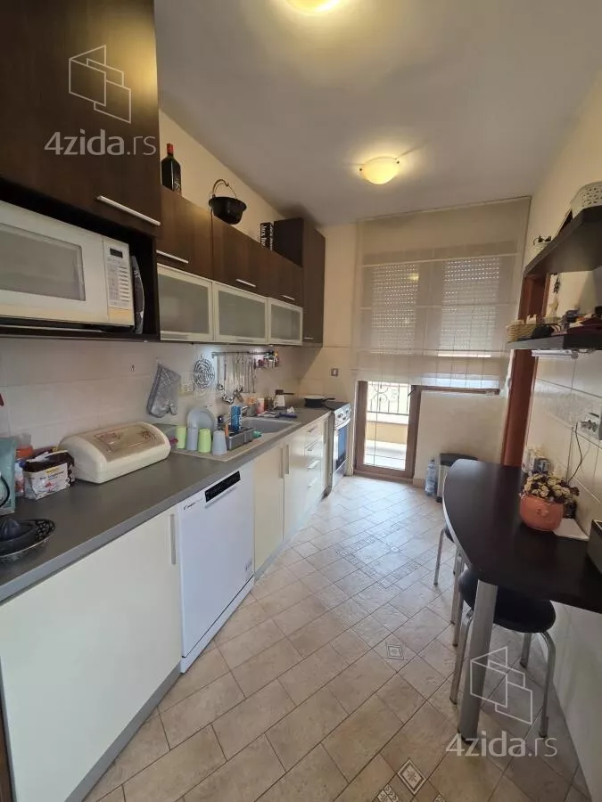 Petosoban stan | 4zida