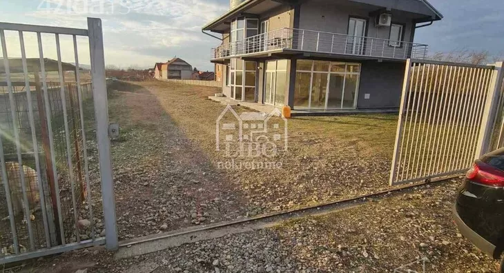 Poslovna zgrada | 4zida