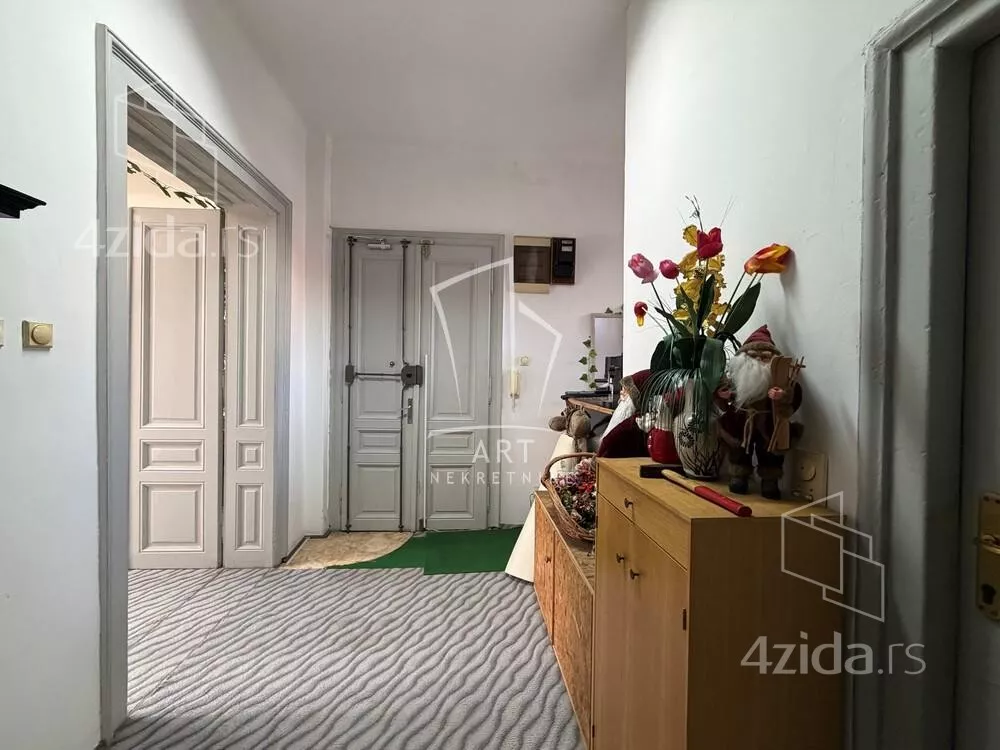 Šestoiposoban stan | 4zida