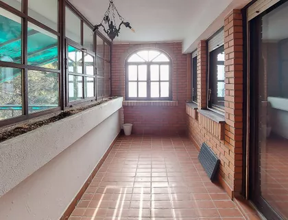 Isaka Njutna | 4zida.rs