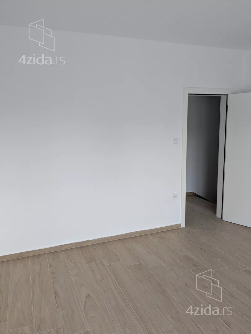 Šestoiposoban stan | 4zida
