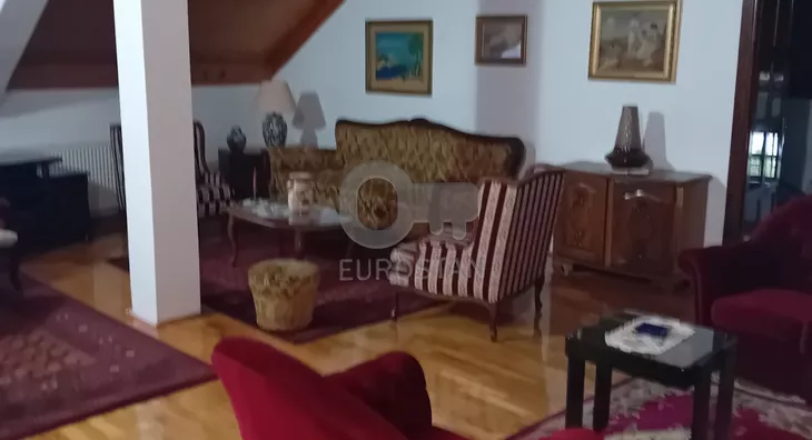 Šestoiposoban stan | 4zida