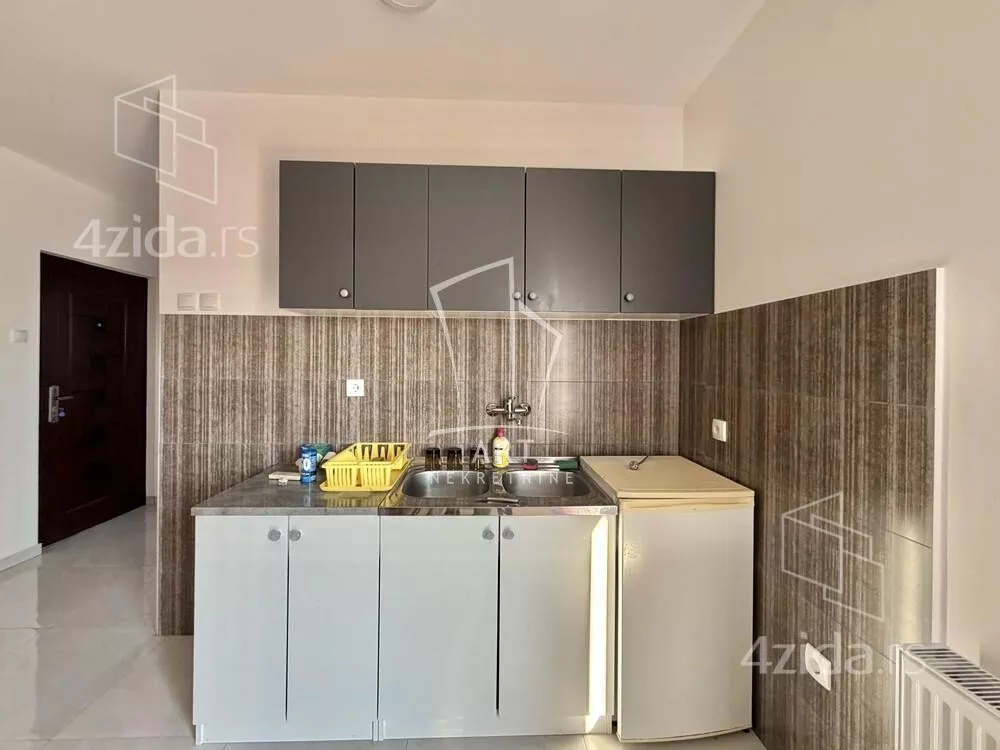 Šestoiposoban stan | 4zida