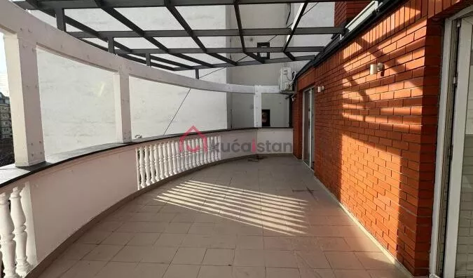 Poslovna zgrada | 4zida