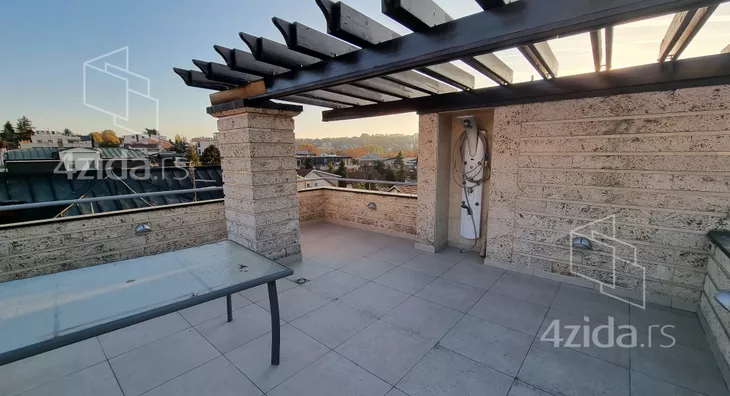 Šestoiposoban stan | 4zida