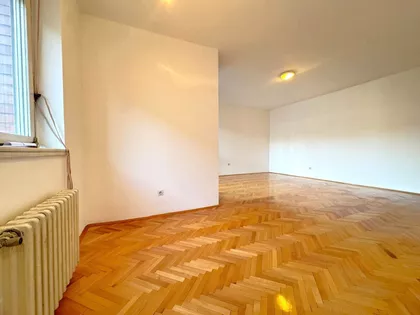 Vukov Spomenik | 4zida.rs