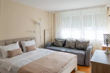 Crveni Pevac | 4zida.rs