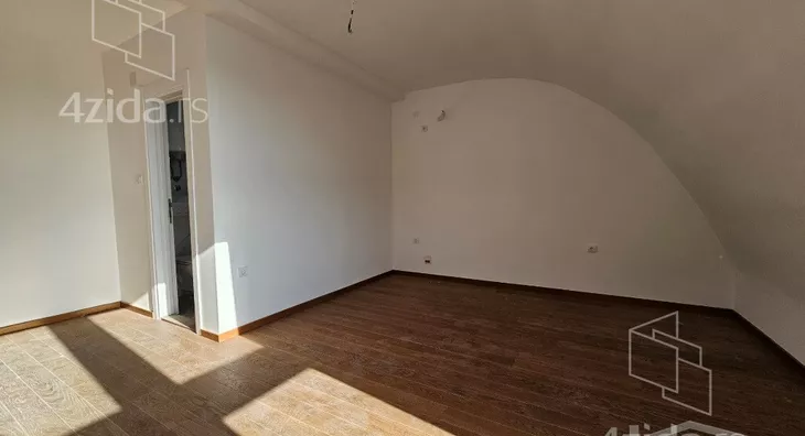Šestoiposoban stan | 4zida
