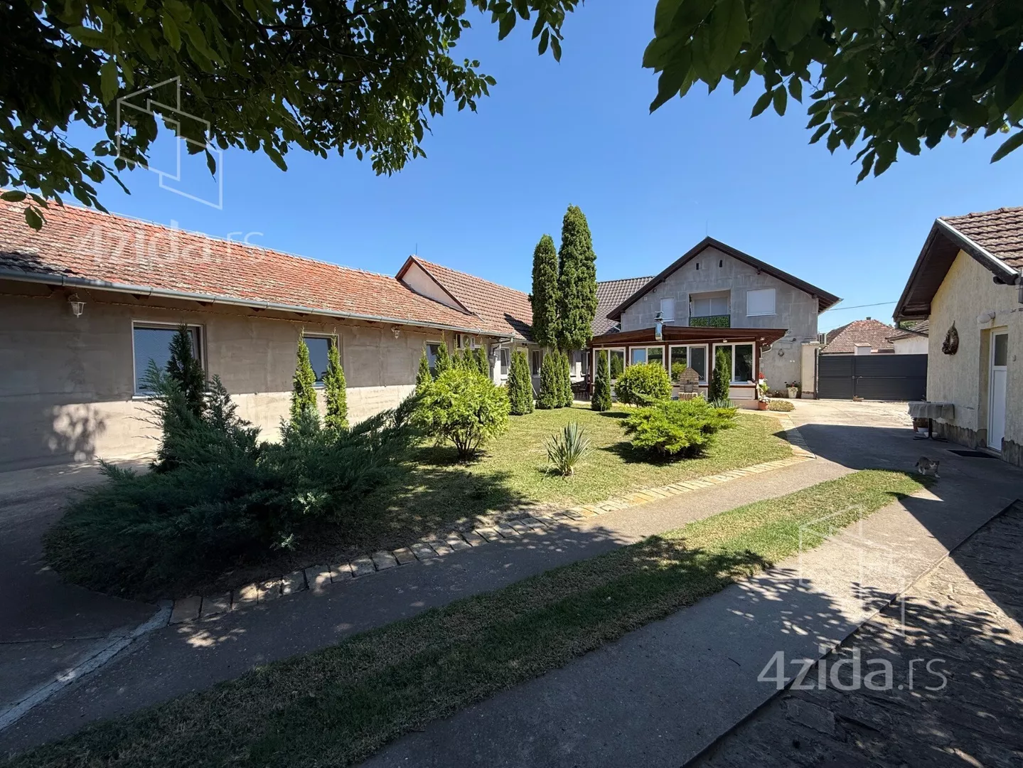 Poslovna zgrada | 4zida