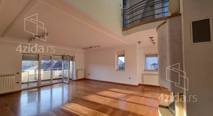 Šestoiposoban stan | 4zida