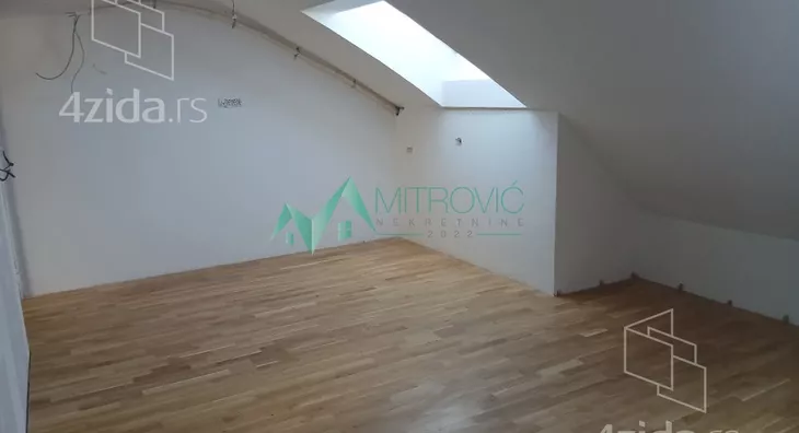 Četvoroiposoban stan | 4zida