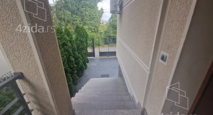 Šestosoban stan | 4zida