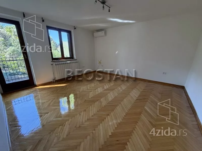 Šestoiposoban stan | 4zida