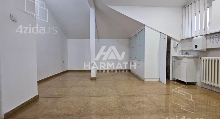 Poslovna zgrada | 4zida