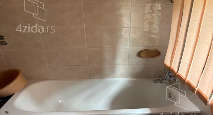 Poslovna zgrada | 4zida