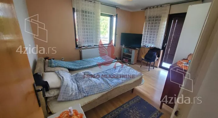 Šestoiposoban stan | 4zida