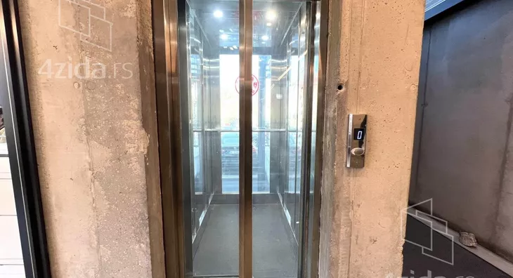 Poslovna zgrada | 4zida