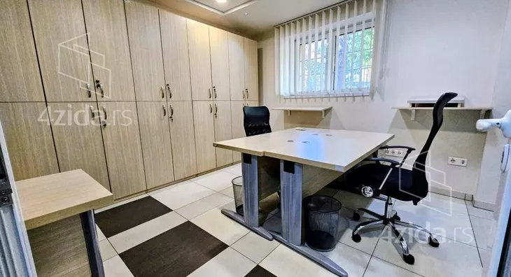 Poslovna zgrada | 4zida