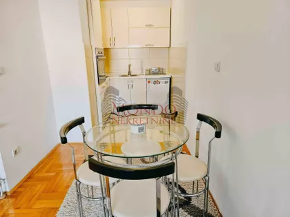 Crveni Pevac | 4zida.rs