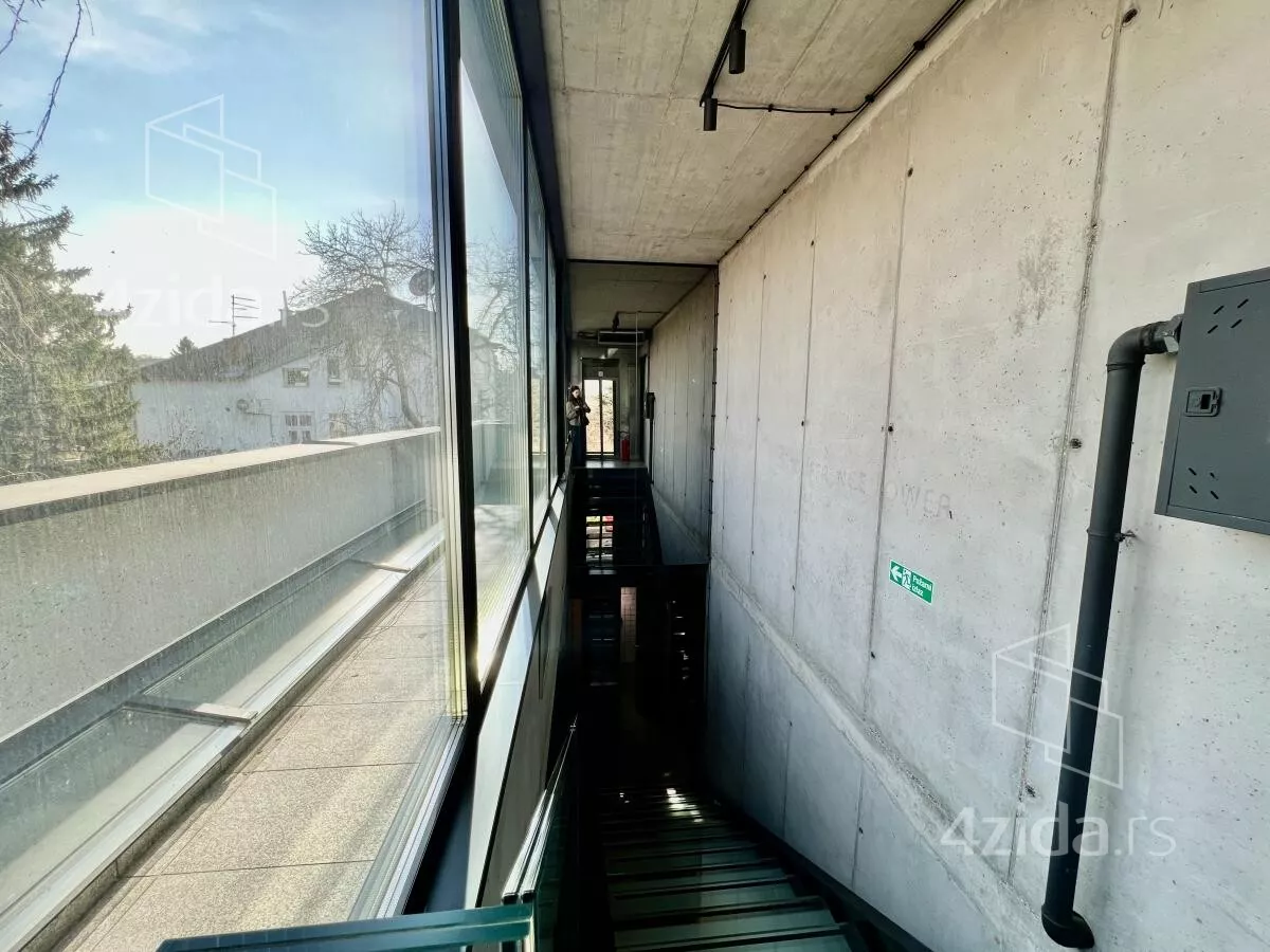 Poslovna zgrada | 4zida