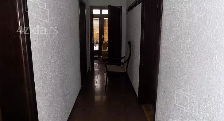 Poslovna zgrada | 4zida