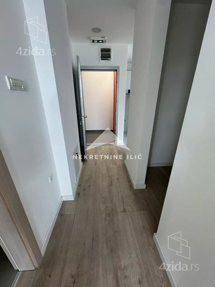 Poslovna zgrada | 4zida