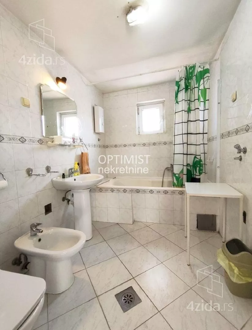 Šestoiposoban stan | 4zida