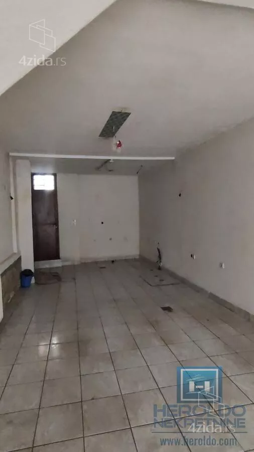 Poslovna zgrada | 4zida