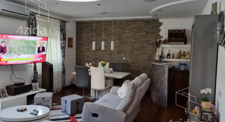 Četvoroiposoban stan | 4zida