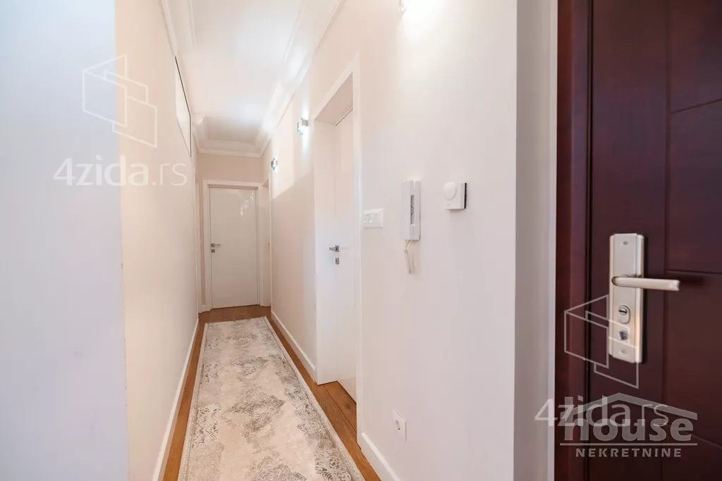 Šestosoban stan | 4zida