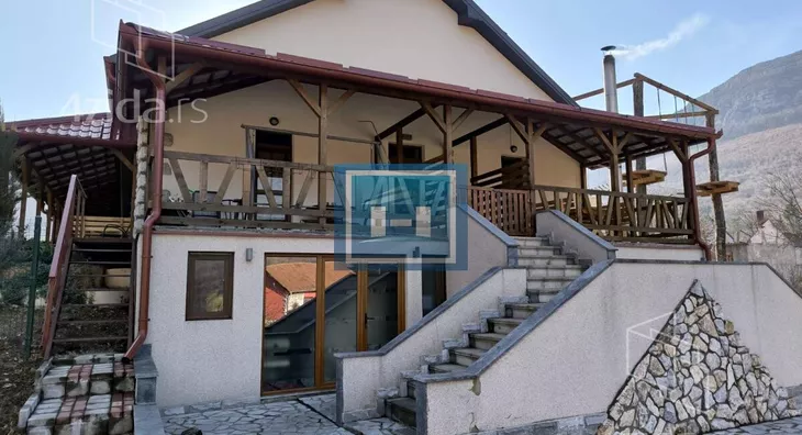 Poslovna zgrada | 4zida