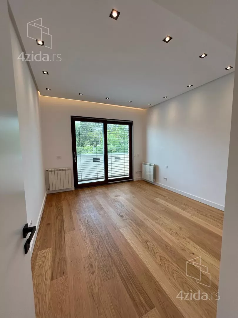 Šestoiposoban stan | 4zida