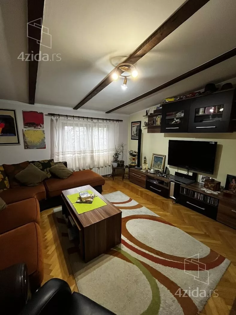 Šestosoban stan | 4zida