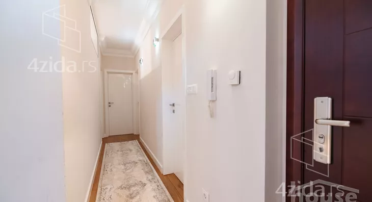 Šestosoban stan | 4zida