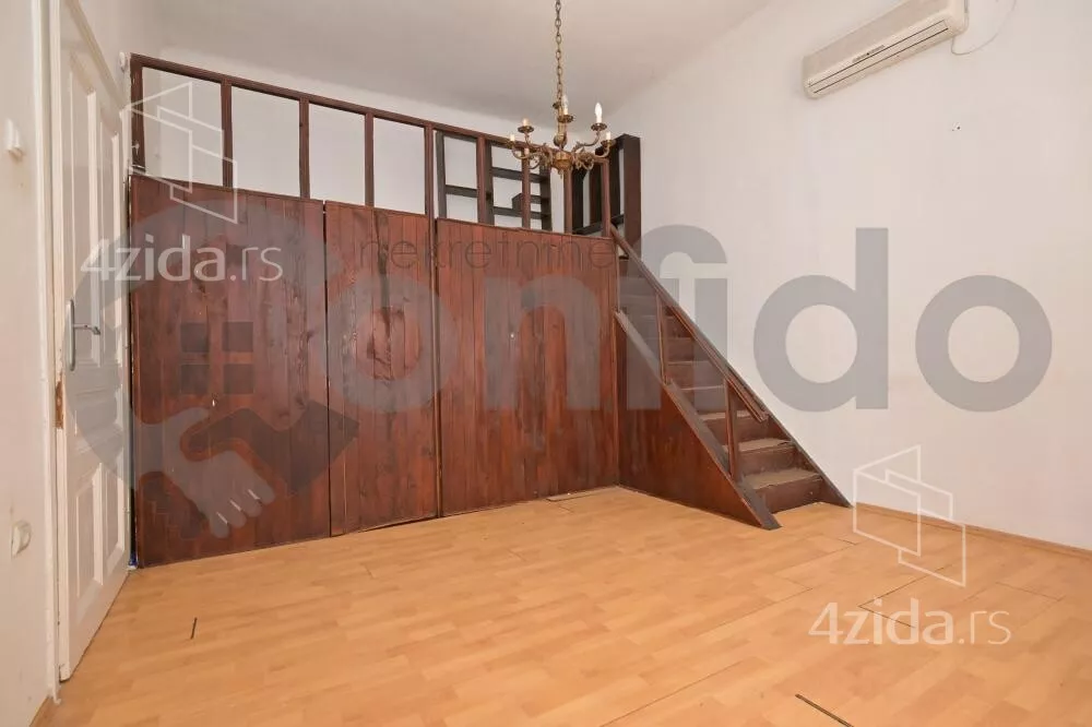 Šestoiposoban stan | 4zida