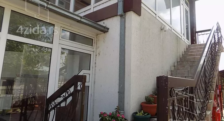 Poslovna zgrada | 4zida