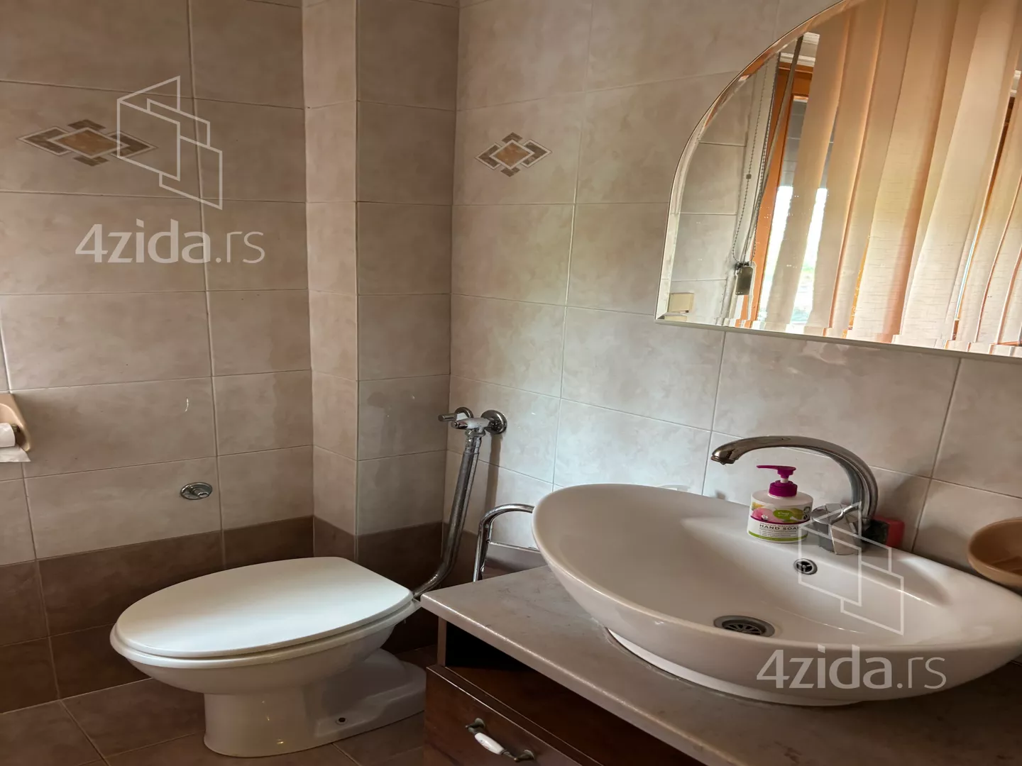 Poslovna zgrada | 4zida