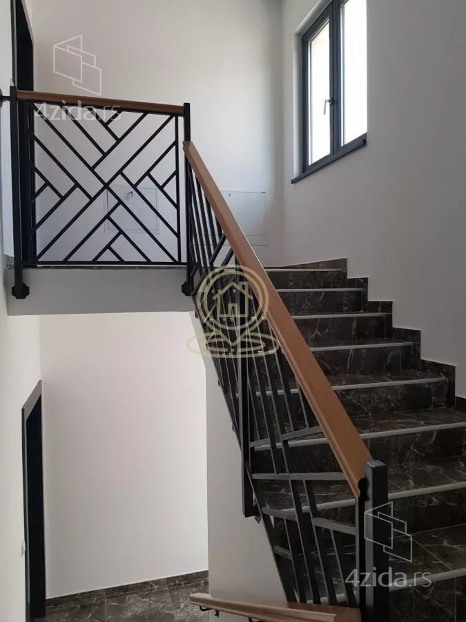 Poslovna zgrada | 4zida