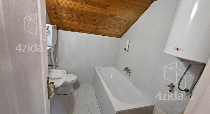 Poslovna zgrada | 4zida