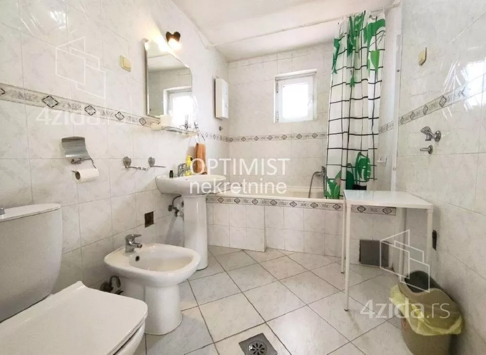 Šestoiposoban stan | 4zida