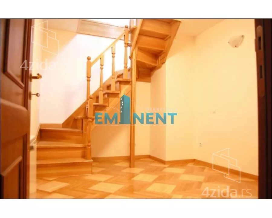 Sedmosoban stan | 4zida