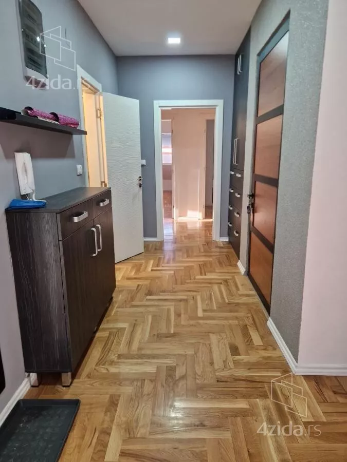 Petosoban stan | 4zida