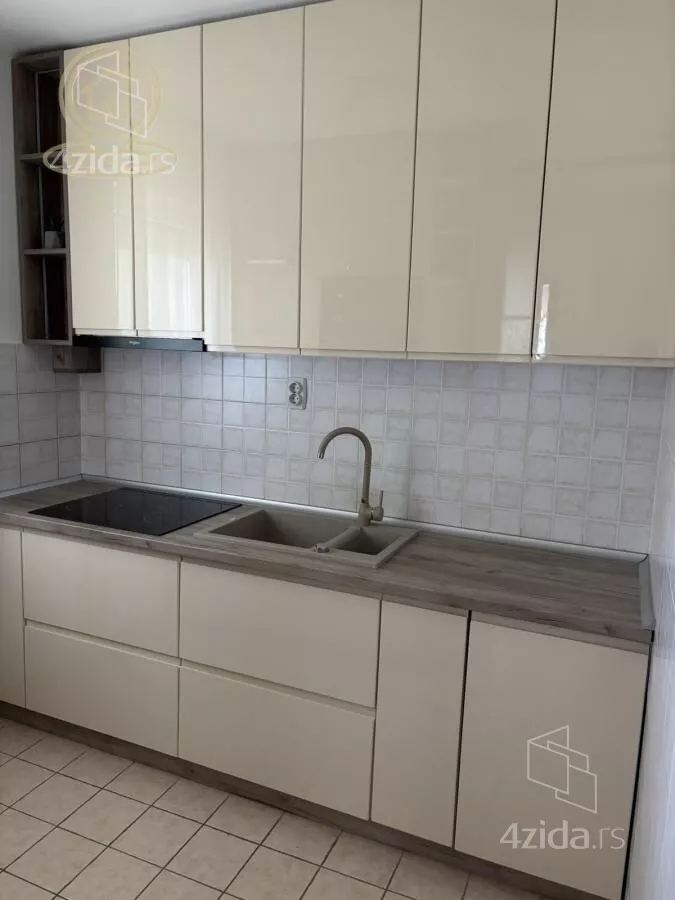 Šestosoban stan | 4zida