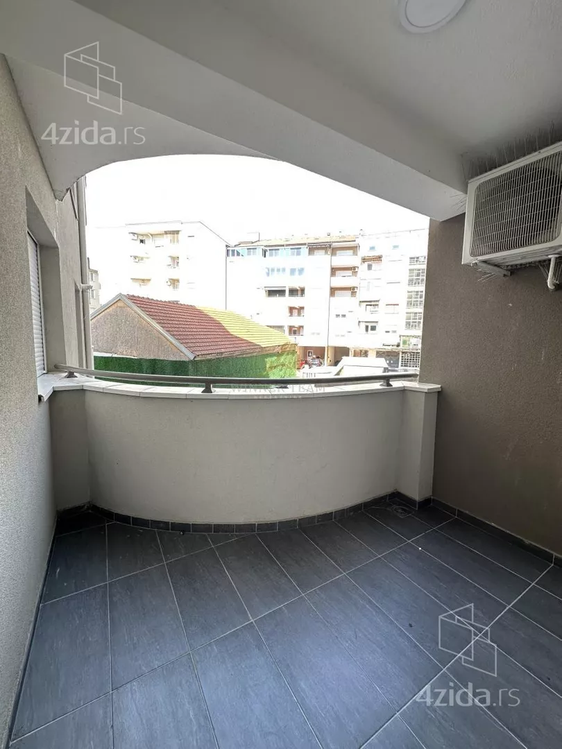 Šestosoban stan | 4zida