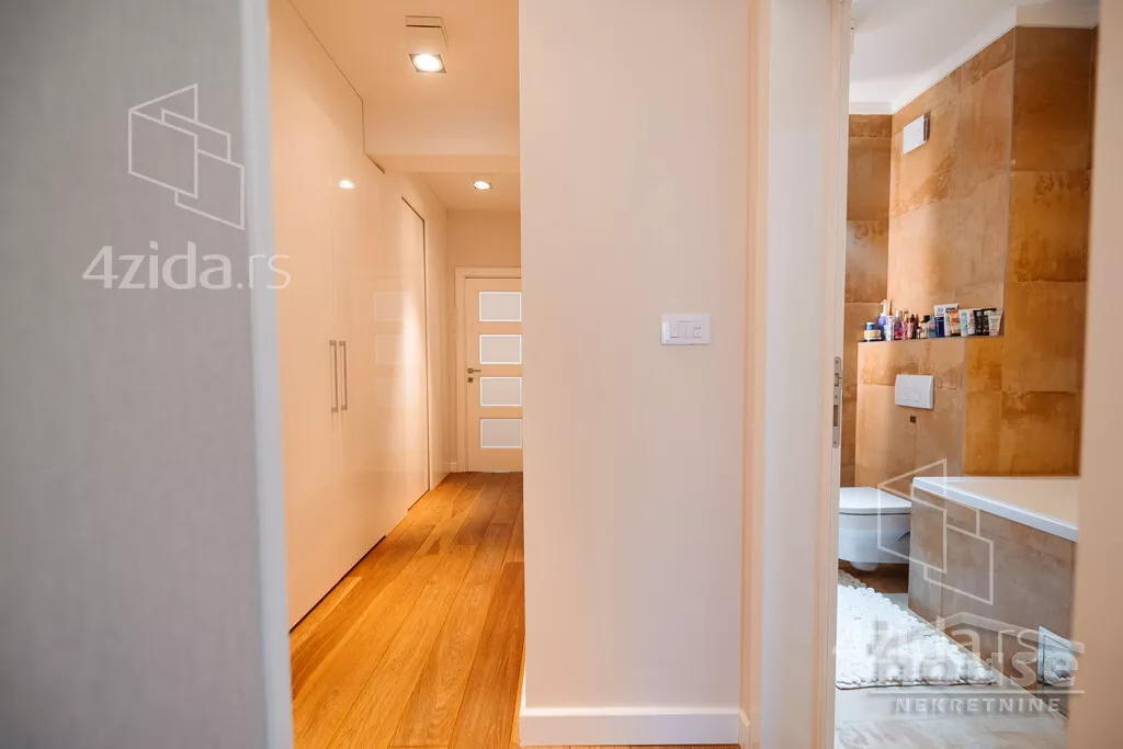 Šestosoban stan | 4zida