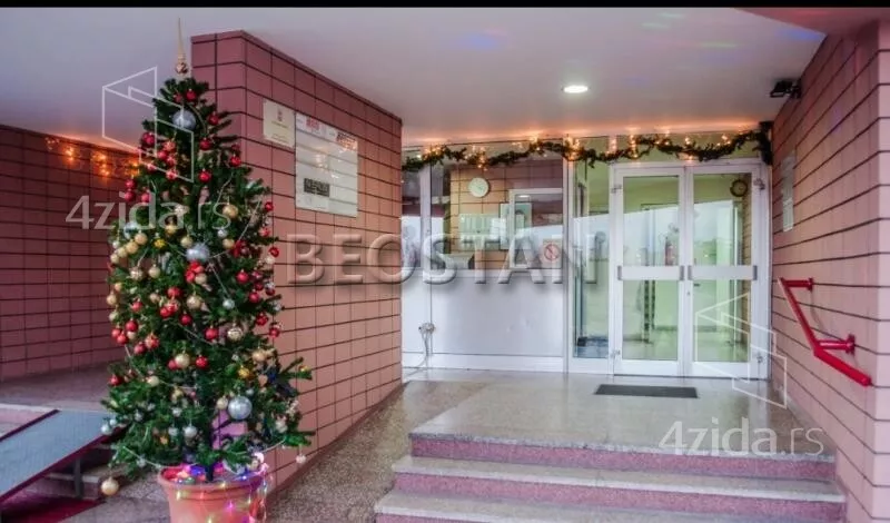 Šestoiposoban stan | 4zida