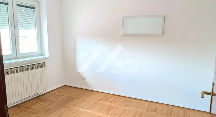 Poslovna zgrada | 4zida